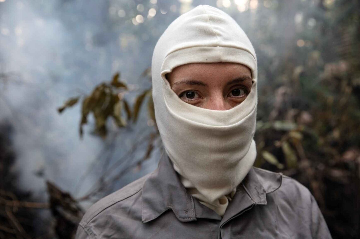 Dr. Erika Berenguer in the middle of a burning forest in the Brazilian Amazon in November 2023. Credit- Marizilda Cruppe_Rede Amazônia Sustentável