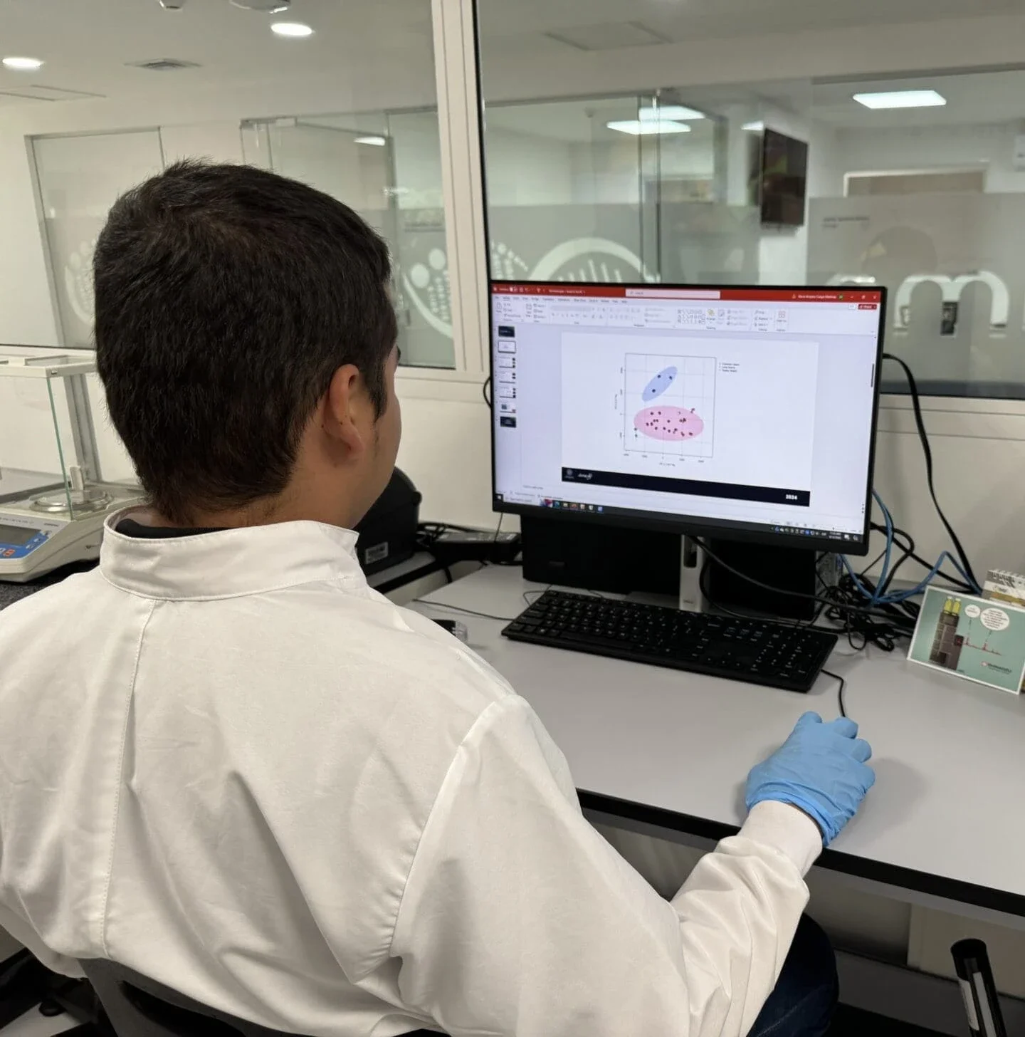 Gabriel Velez, specialist in metabolomics, analyzes the biomolecules of chontaduro (Photo Credit Masha Hamilton)