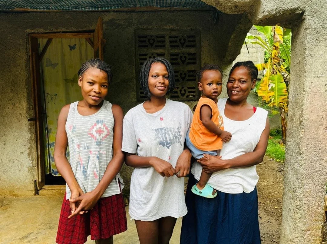 Haiti residents awaiting arrival of the mesh grid (Photo Courtesy of Alina Enèji)